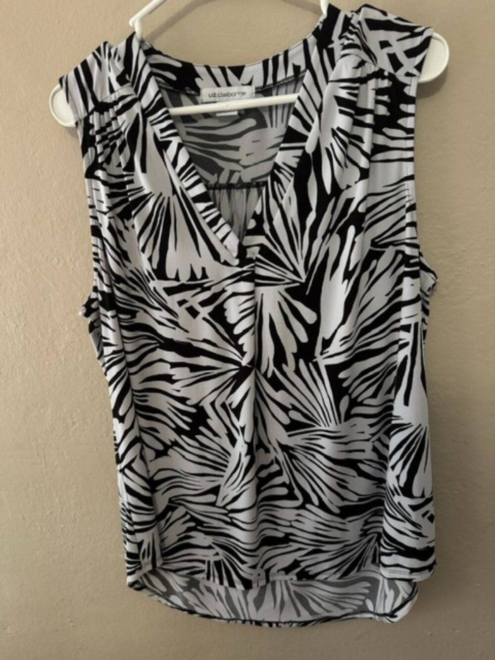 Liz Claiborne sleeveless v-neck women's top